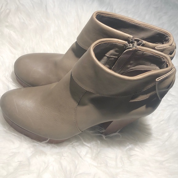 Gianni Bini Beige Leather Ankle Boots - Picture 2 of 9